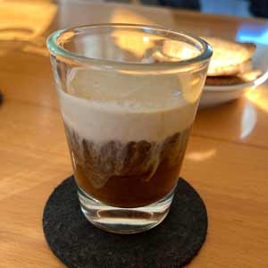 Coldbrew Kaffee mit von Kaffeebohnen aromatisierter Sahne