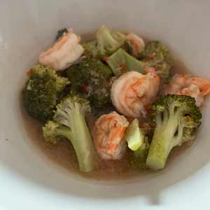Scharfe Tamarindensuppe mit Garnelen und Brokkoli