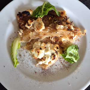 Eine Portion Zwiebelkuchen mit Lakritzsalz