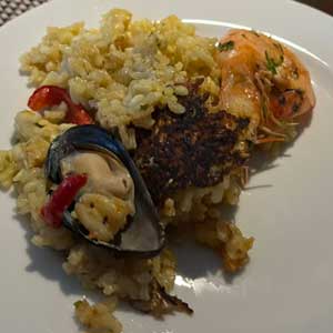 Paella mit Meeresfrüchten - der Reis auf dem Bild ist leicht gebräunt