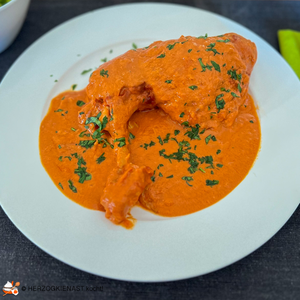 1 Hähnchenschenkel mit Sauce auf dem Teller