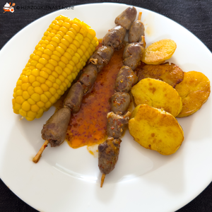 Herzchenspieße mit Sauce, Mais und Kartoffeln
