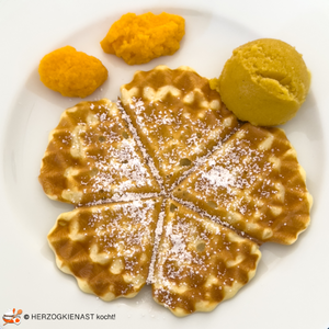 Herzwaffeln mit Mango-Kokoseis
