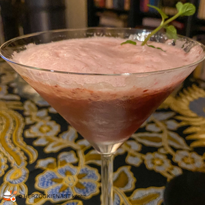 Alkoholfreier Brombeer-Ananas Martini mit Minze im Martiniglas