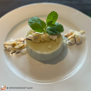 Pandan Kokos Panna-Cotta mit Mandeln und Kokos Chips