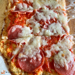 Blumenkohlpizza mit Salami und Käse
