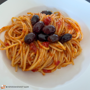 Spaghetti alla Puttanesca mit schwarzen Oliven