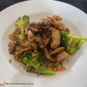 Stir Fry Hähnchen mit Brokkoli auf dem Teller