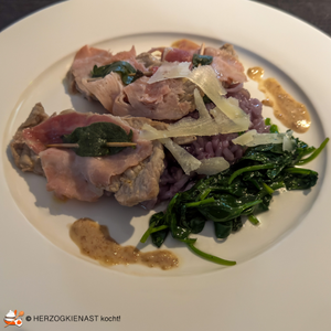 Heidelbeerrisotto mit mit Saltimbocca angerichtet