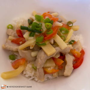 Thai Schweinefleisch mit Bambus, Paprika und Reis