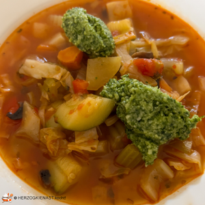 Minestrone getoppt mit Petersilienpesto