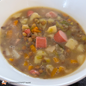 Linsensuppe mit Speck und Wurst im Suppenteller