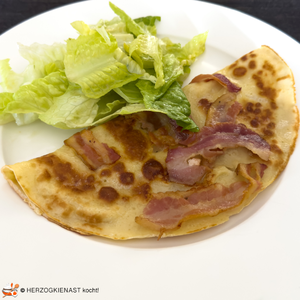 Speckpfannekuchen mit kleinem Salat