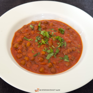 Kala Chana Masala ohne Reis getoppt mit Koriander auf weißem Teller