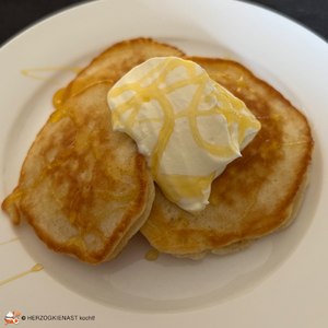 3 Buttemilchpancakes mit Crème Fraîche und Sirup
