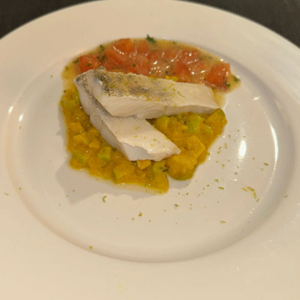 Zanderfilets auf Tapioka mit einem Jus von Tomaten