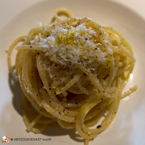 Spaghetti al limone in tiefen Teller angerichtet