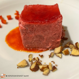 Sauerkirschparfait mit Rauchmandeln, süßer Paprika und Amarettoschaum