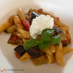Pasta Norma mit Ricotta und Basilikum - hier sind es Penne Rigate.