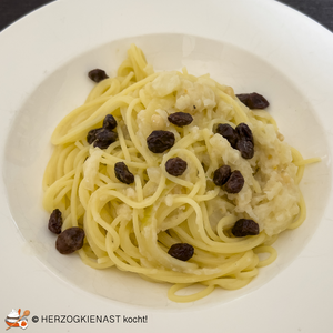 Sizilianische Pasta mit Blumenkohl, Sardellen und Rosinen auf dem Teller