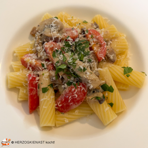 Makkaroni mit Tomaten-Pilzragout mit gehackter Petersilie getoppt