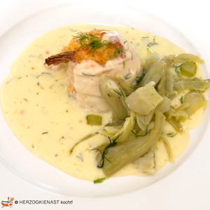 Seezungenröllchen mit Garnelenfüllung an Fenchelgemüse mit Hummersauce