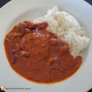 Rajma Masala mit Reis auf weißem Teller