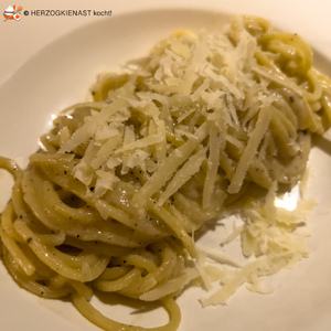 Trüffelpasta mit frisch geriebenem Parmesan
