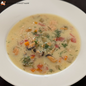 Muschelsuppe in weißem tiefen Teller serviert