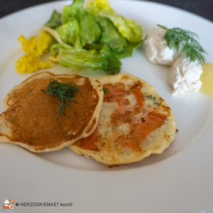 Räucherlachs Pancakes mit Meerettich Dip und kleinem Salat
