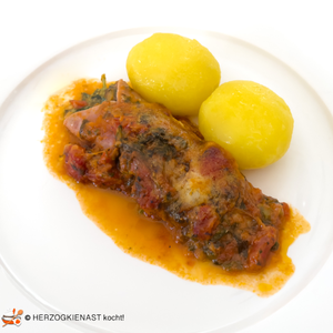 Schinkenröllchen mit Spinat-Fetafüllung und Pellkartoffeln serviert