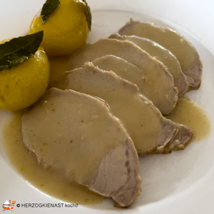 Ein paar Scheiben Schweinerücken, mit Sauce und Lorbeerkartoffeln