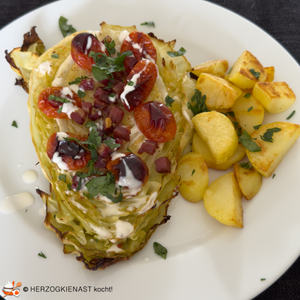 Spitzkohl mit Tomaten und Speck, Kewpi und Kartoffeln angerichten
