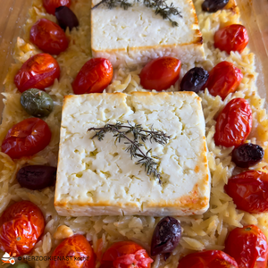 Kritharaki mit gebackenem Feta, Kirschtomaten und Oliven