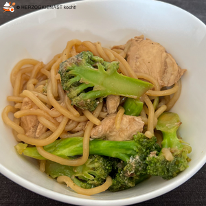 Yaki udon with chicken and broccoli in bowl