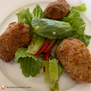 3 Käsekroketten mit Salat