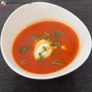 Vietnamesische Tomatensuppe mit pochiertem Ei und frischem Koriander