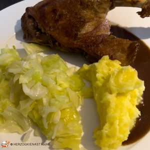 Glasierte Entenkeulen mit Spitzkohl und Limettenkartoffelpüree
