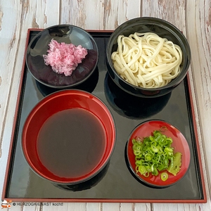 Zaru Soba auf traditionellem japanischen Geschirr angerichtet