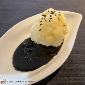 Blumenkohl mit schwarzer Sesamsauce und schwarzer Sesamsaat