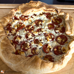 Die ganze Feta Tarte mit Tomaten und Kräutern