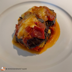 Melanzane al forno - eine Portion auf weißem Teller