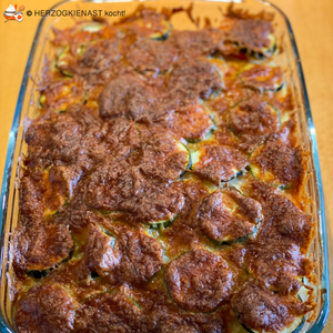 Zucchinikartoffelauflauf in die form fotografiert
