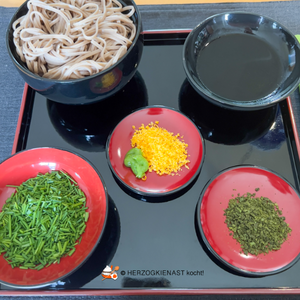 Zaru Soba auf einem japanischen Lacktablett in Schälchen serviert. 