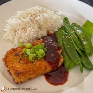 Panierter Tofu mit Katsu Sauce, Zuckerschoten und Reis auf weißem Teller