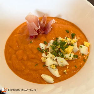 Salmorejo mit Jamon Serrano und Ei in tiefem Teller angerichtet