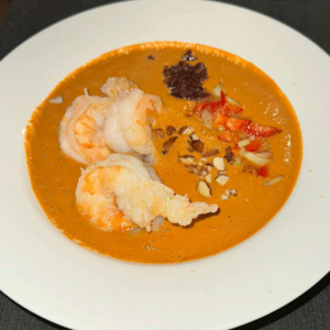 Kirschgazpacho mit Deko und Garnelen angerichtet