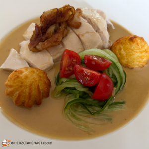 Hähnchenbrust in Gin Beurre Blanc mit Gin-Wacholder-Gurke, Cherrytomaten und Herzoginkartoffeln