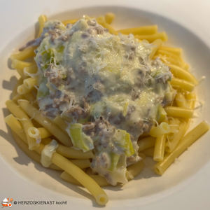 Lauch Pasta mit Hackfleisch, getoppt mit Parmesan auf dem Teller