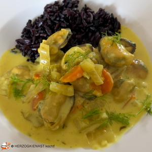 Pot au feu von Miesmuscheln, serviert mit schwarzem Reis